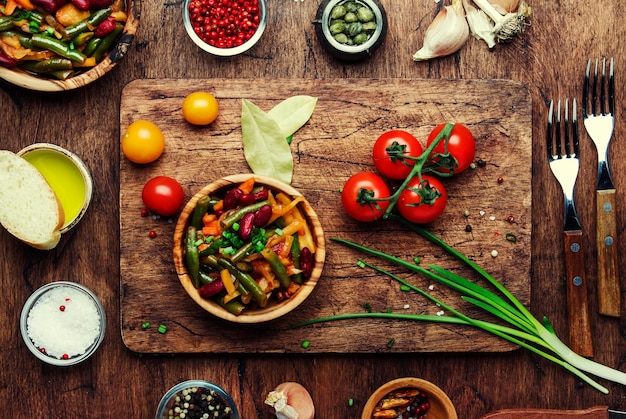 Stół z talerzami pełnymi potraw